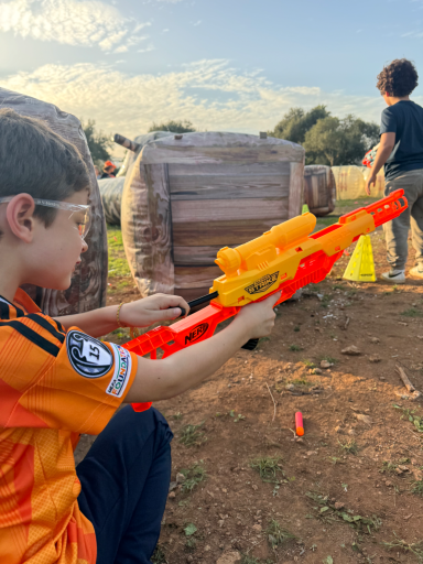 Cargando su pistola Nerf en plena batalla