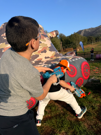 Niños disfrutando de una emocionante batalla nerf durante un cumpleaños