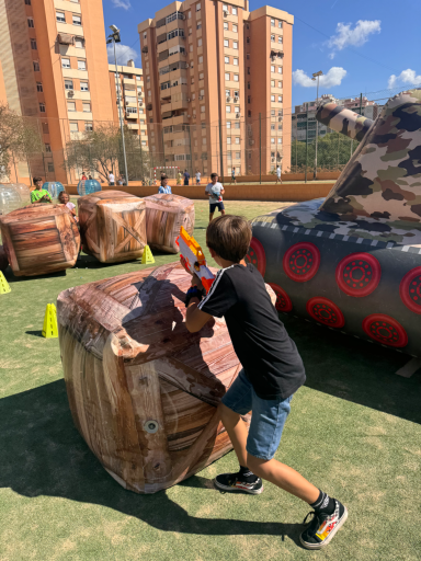 Niños disfrutando de una batalla Nerf en un cumpleaños en Málaga